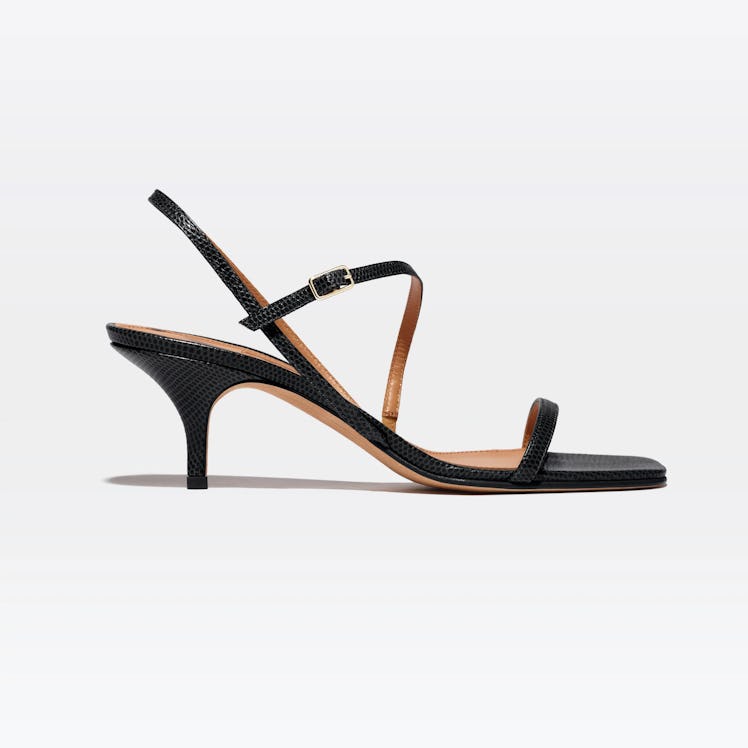 maxi trend 2022 black leather strappy sandals