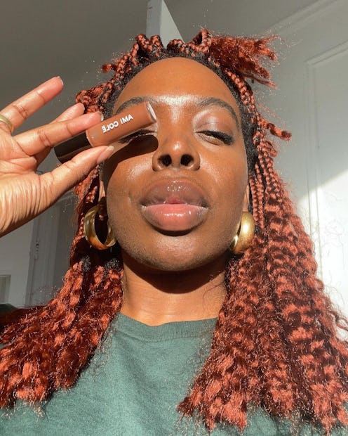 A blogger shows off her neutral lip color