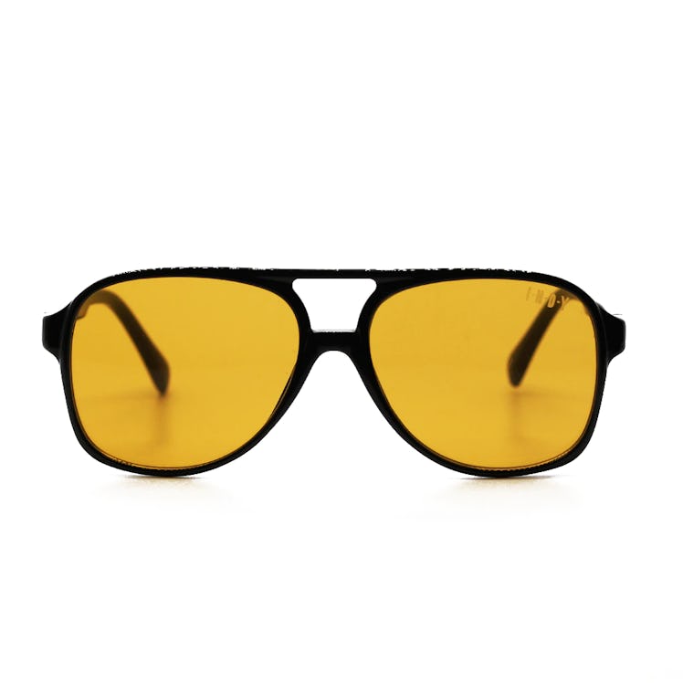 2022 sunglasses trends oversized aviators black frames yellow lenses 