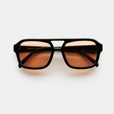 2022 sunglasses trends oversized aviators vintage-inspired black acetate brown lenses