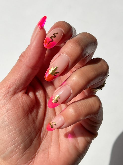 Model wears french tip jelly nails.