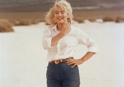 Marilyn Monroe on the set of 'The Misfits' in jeans.