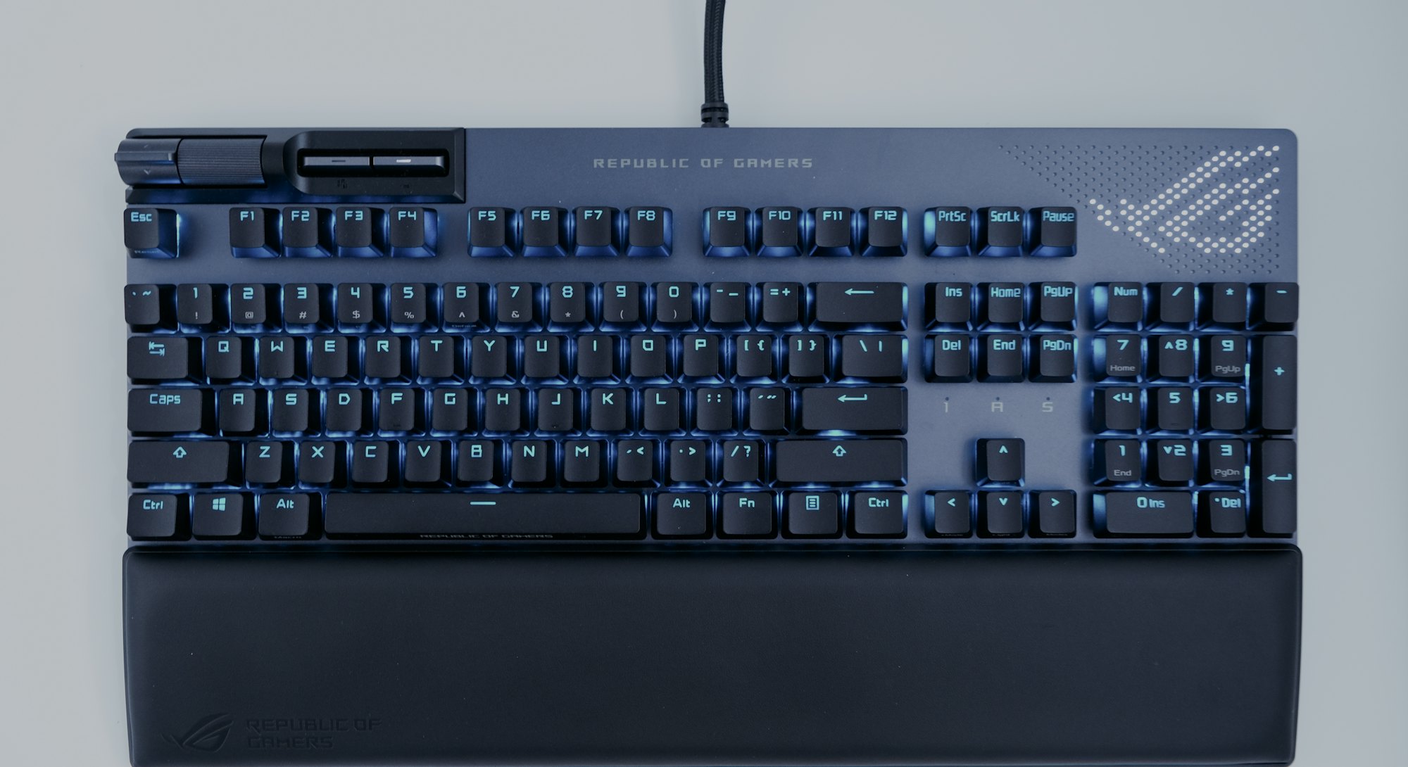 The Strix Flare II Animate finds a good use for the empty space on a full-size keyboard