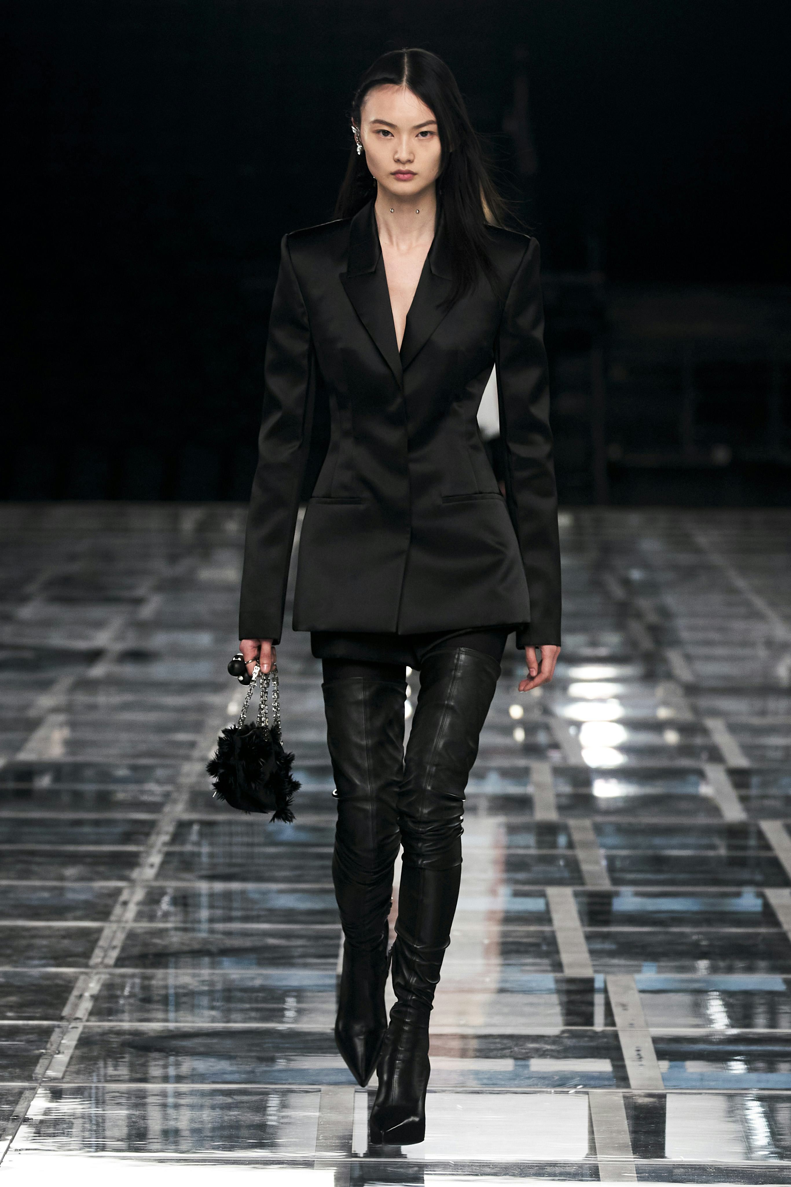 小物 Givenchy leather grove mode fashion Givenchy Fall 2003 Ready-to-Wear Fashion Show | Vogue