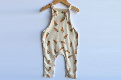 These carrot overalls are adjustable thanks to their knotted straps.