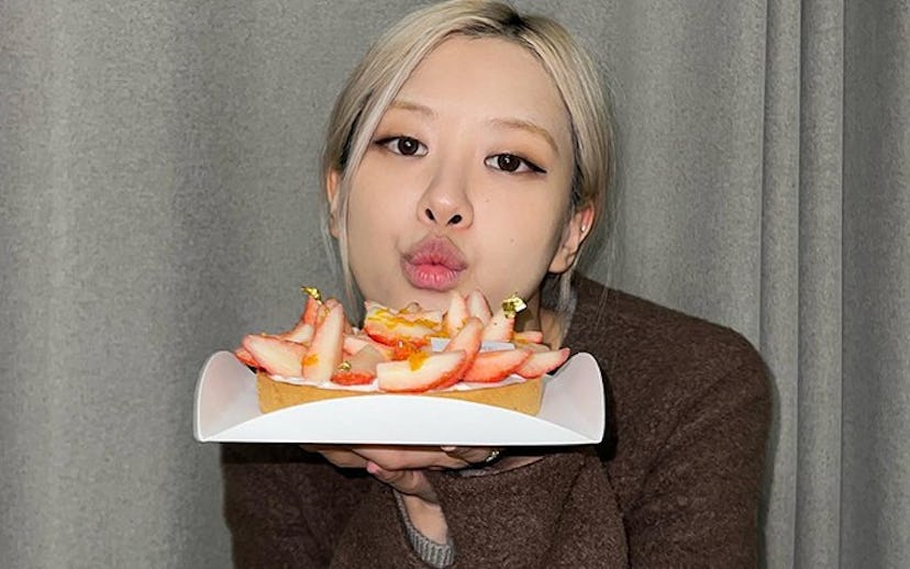 BLACKPINK’s Rosé Adds Food Vlogger To Her Résumé