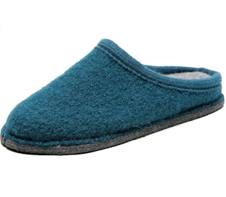 This LE KAPMOZ pair is one of the best merino wool slippers for sweaty feet.
