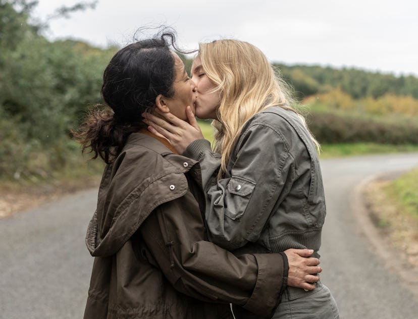 Eve and Villanelle kissing in the Killing Eve season 4 finale