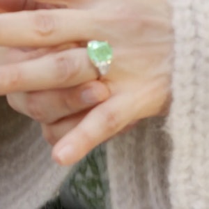 jennifer lopez engagement ring green diamond