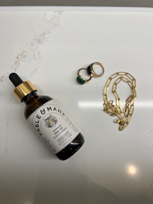 Sidra uses Fable & Mane’s strengthening and nourishing HoliRoots Hair Oil in her hair for hours in t...