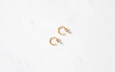 Auvere mini hoop earrings to wear with platform sandals.