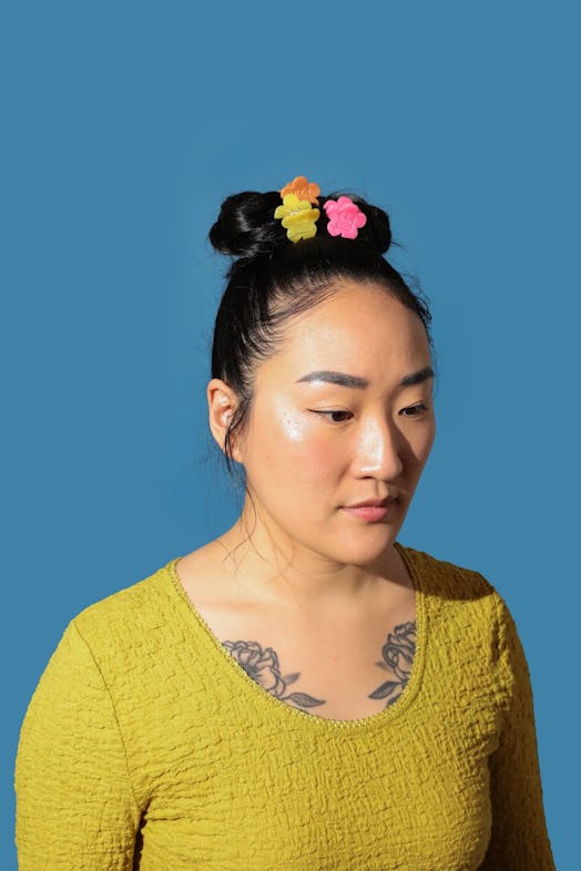 Woman with flower-shaped clips adorning her bun