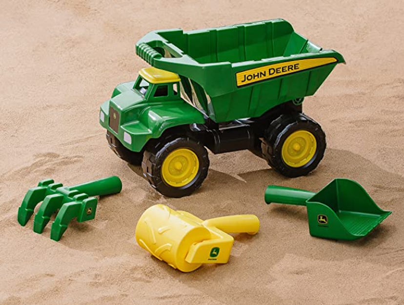 TOMY John Deere Big Scoop Dump Truck with Sand Tools