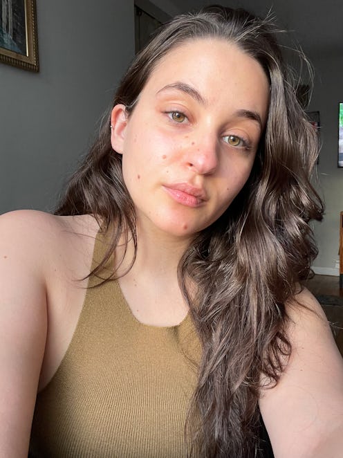 Isabella Sarlija in an olive top after using the new CBD Serum-oil hybrid