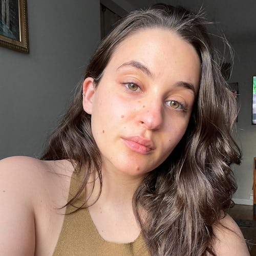 Isabella Sarlija in an olive top after using the new CBD Serum-oil hybrid