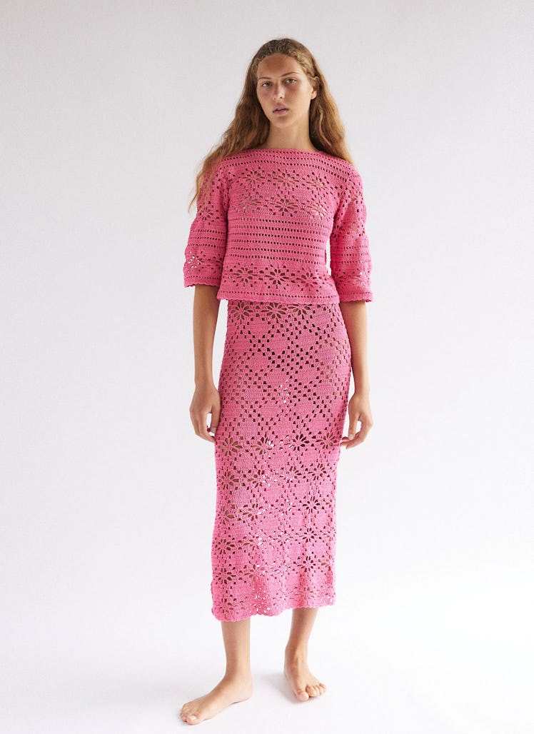 2022 vacation trends crochet pink midi skirt