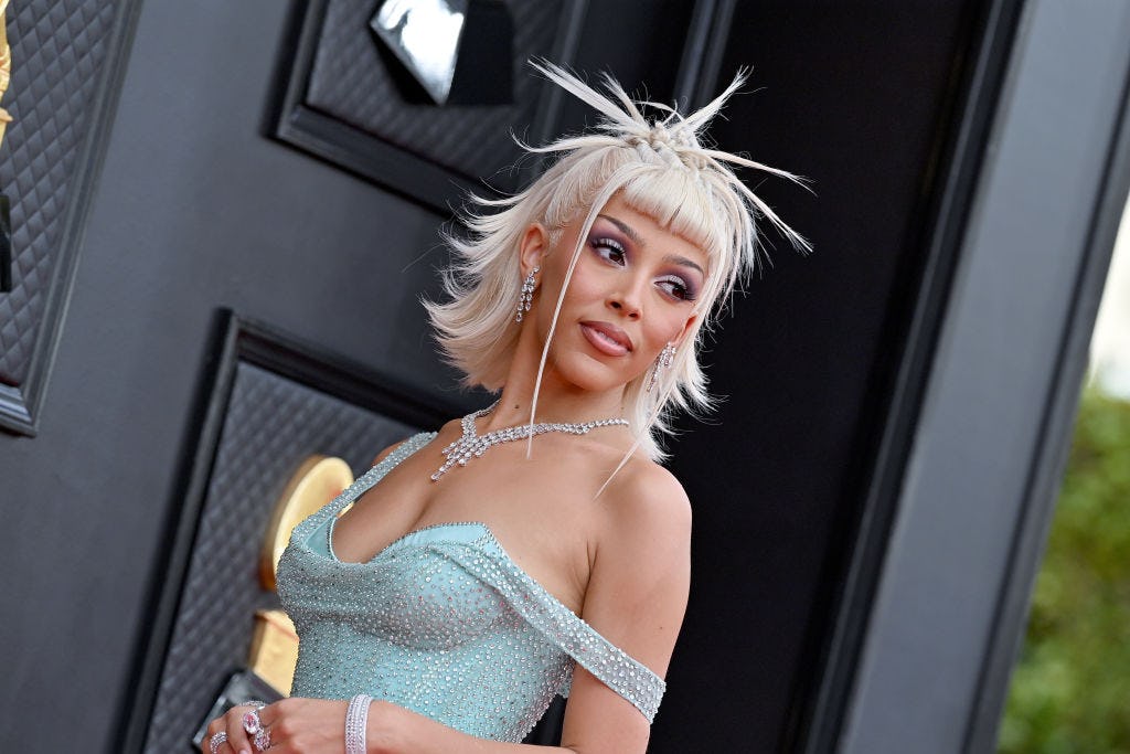 Doja Cat with blonde &rsquo;90s styled hair at the Grammys.