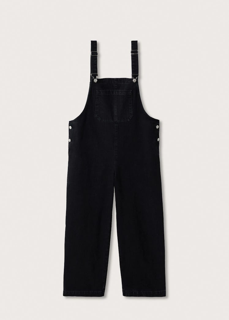 These black denim overalls make for a perfect school pickup outfit.