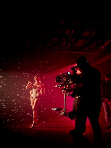 behind the scenes of fashion brand akna's music video algo en ti