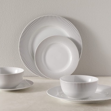 Amazon Basics 18-Piece Kitchen Dinnerware Set, Plates, Dishes, Bowls, Service for 6