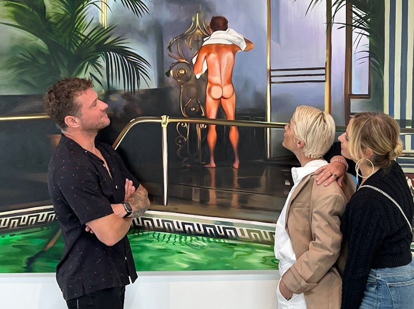 Ryan Philippe, Selma Blair, and Sarah Michelle Gellar looking at a painting of a naked Sebastian