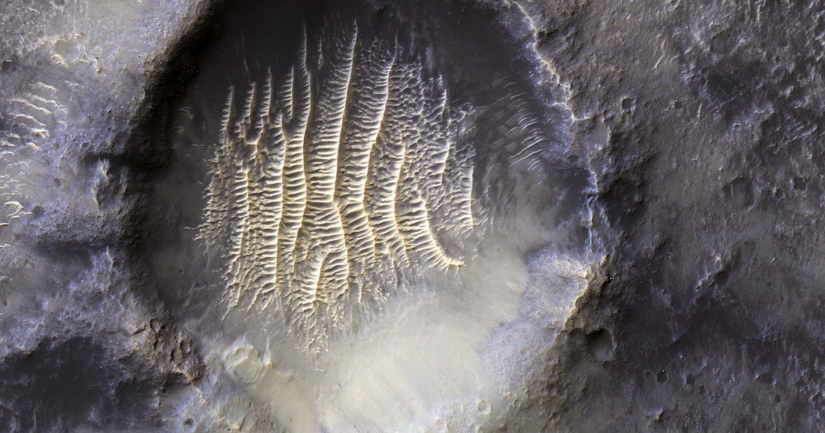 Onderzoek!  Verbluffende afbeelding van de krater op Mars toont superbollen