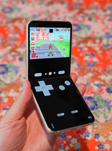 Transform your Galaxy Z Flip 3 into a Gameboy Advance (Emulator Tutorial) 