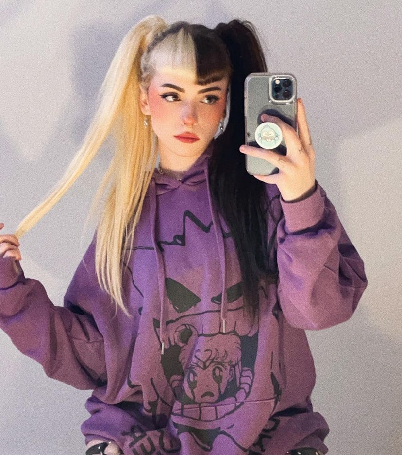 E-girl aesthetic hairstyles include pigtails and two-toned hair.