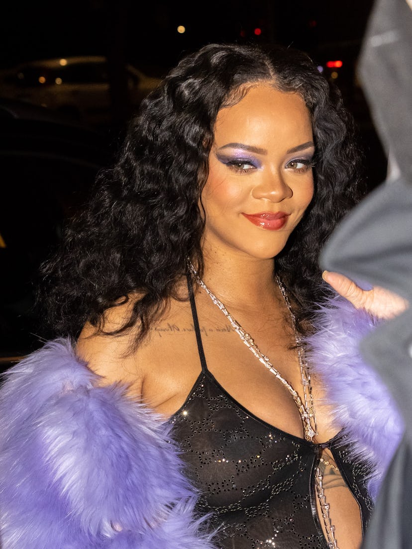 Currently, Rihanna’s rocking flowing wavy hair.