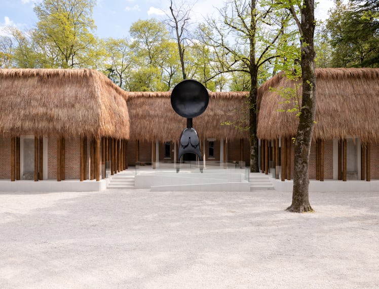 Simone Leigh: Façade, 2022. Thatch, steel, and wood, dimensions variable.