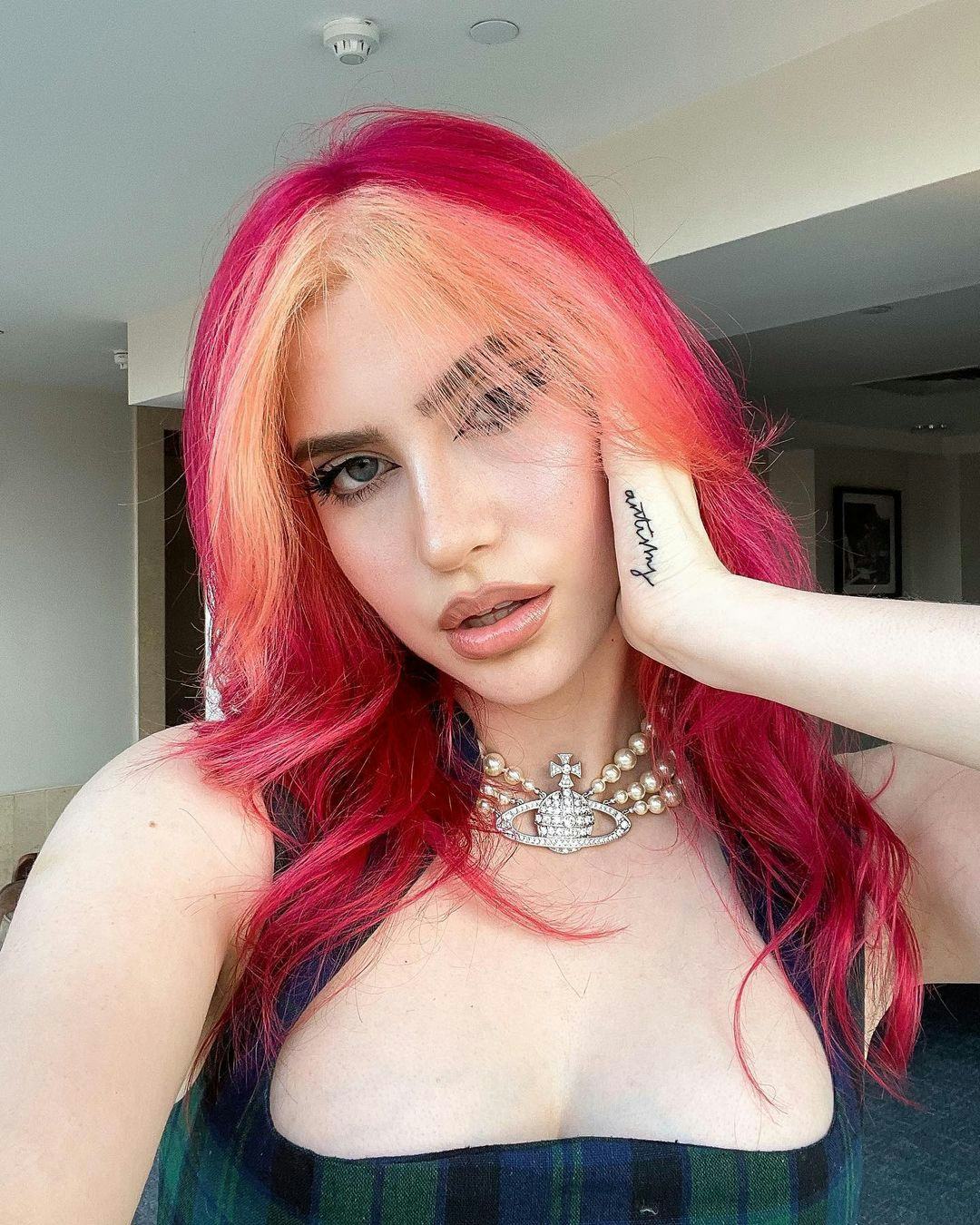 You could opt for the very e-girl money piece-style highlights.