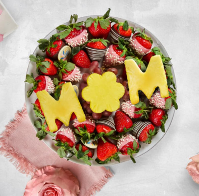 Chocolte-covered strawberries with pineapple