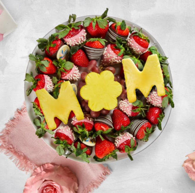 Chocolte-covered strawberries with pineapple