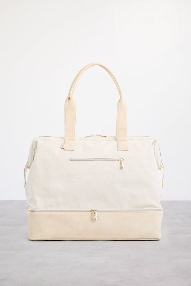 The Weekender bag from Beis is a chic Mother's Day gift for a pregnant wife.