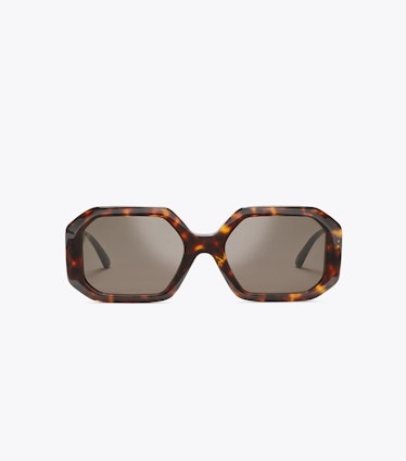 These rectangular sunglasses from Tory Burch are a style to always have in your wardrobe.