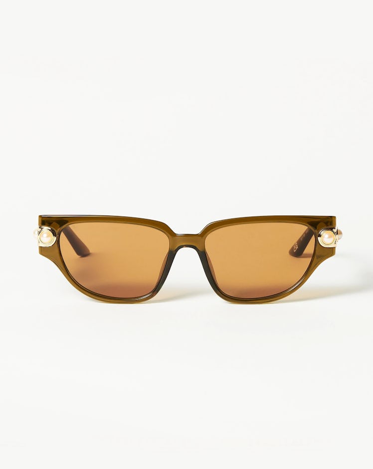 These cat-eye sunglasses from Missoma x Le Specs are a style to always have in your wardrobe.