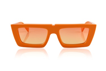 These orange rectangular sunglasses from Oscar & Frank are a style to always have in your wardrobe.