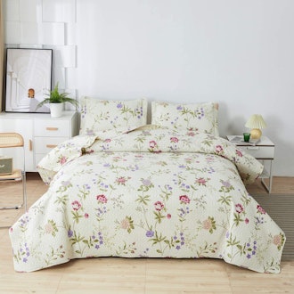 Floral bedding for cottagecore aesthetic with light colored design