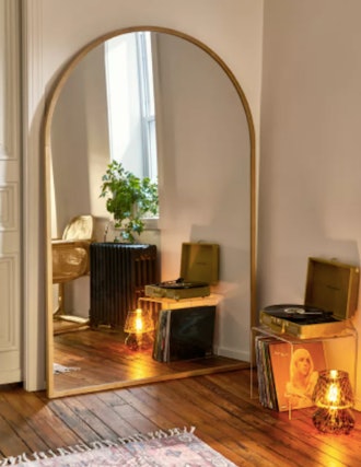 Arched framed mirror made of white oak wood for a modern-minimalist look