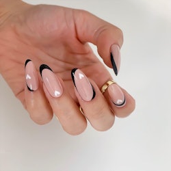15 ways to wear pink and black nails in a chic and modern way.