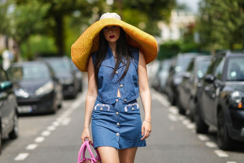 woman in a sun hat scalp sunscreen