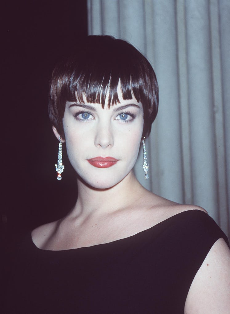 Liv Tyler wearing an angular haircut at the 1998 Met Gala