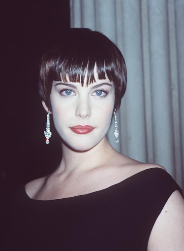 Liv Tyler wearing an angular haircut at the 1998 Met Gala