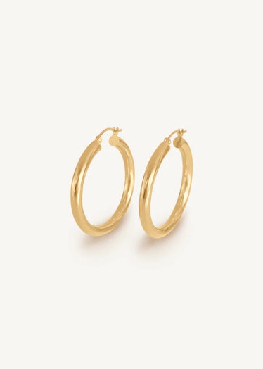These classic hoop earrings from Kinn are made from 100% recycled gold.