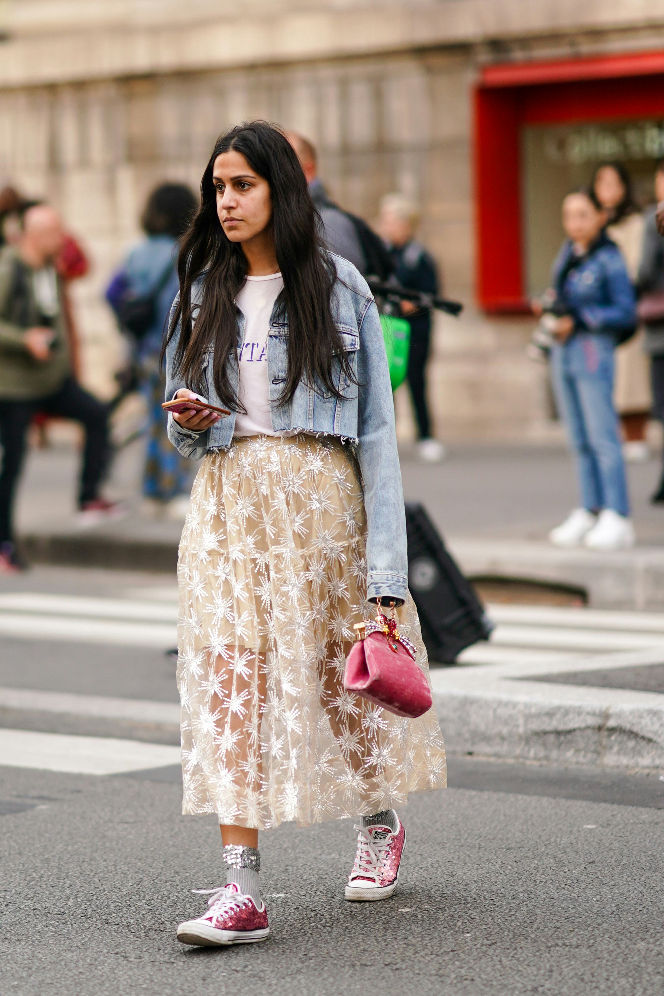 Cropped denim jacket with padded shoulders - Women | Bershka