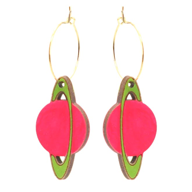 Pink and green saturn earrings are a cute gift for stepmom