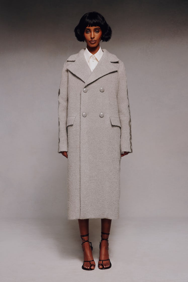 Model on the NY Fashion Week Fall 2022 in an Aliétte gray oversized coat