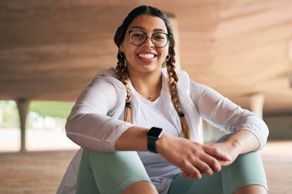 Jovem sorrindo enquanto se exercitava depois de ler seu horóscopo semanal de 16 de maio de 2022.
