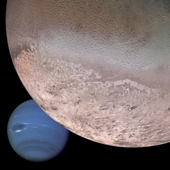 triton, met een ijzig gebied boven een rotsachtig gebied.  neptunus is op de achtergrond.
