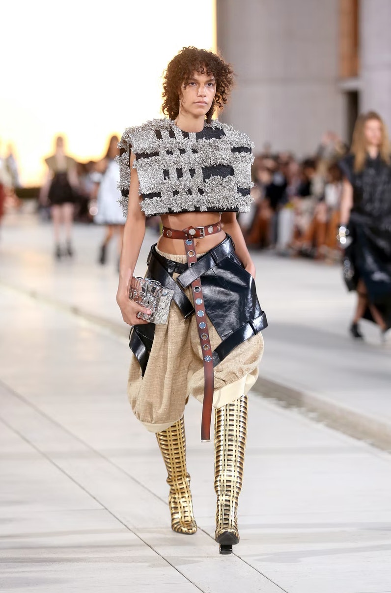 Louis Vuitton Cruise 2023 hợp nhất vũ trụ phim scifi  ELLE